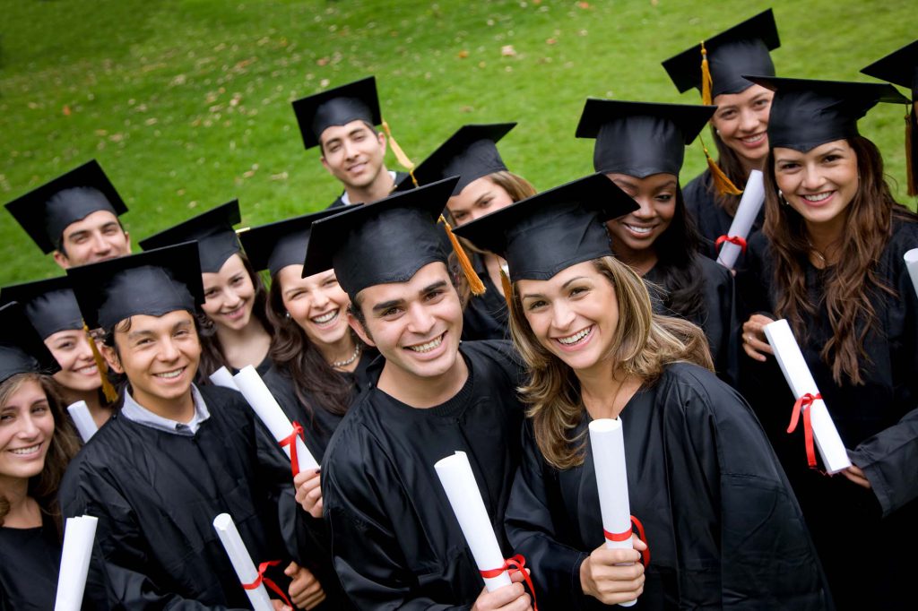Graduados universitarios con su diploma tras estudiar una carrera
