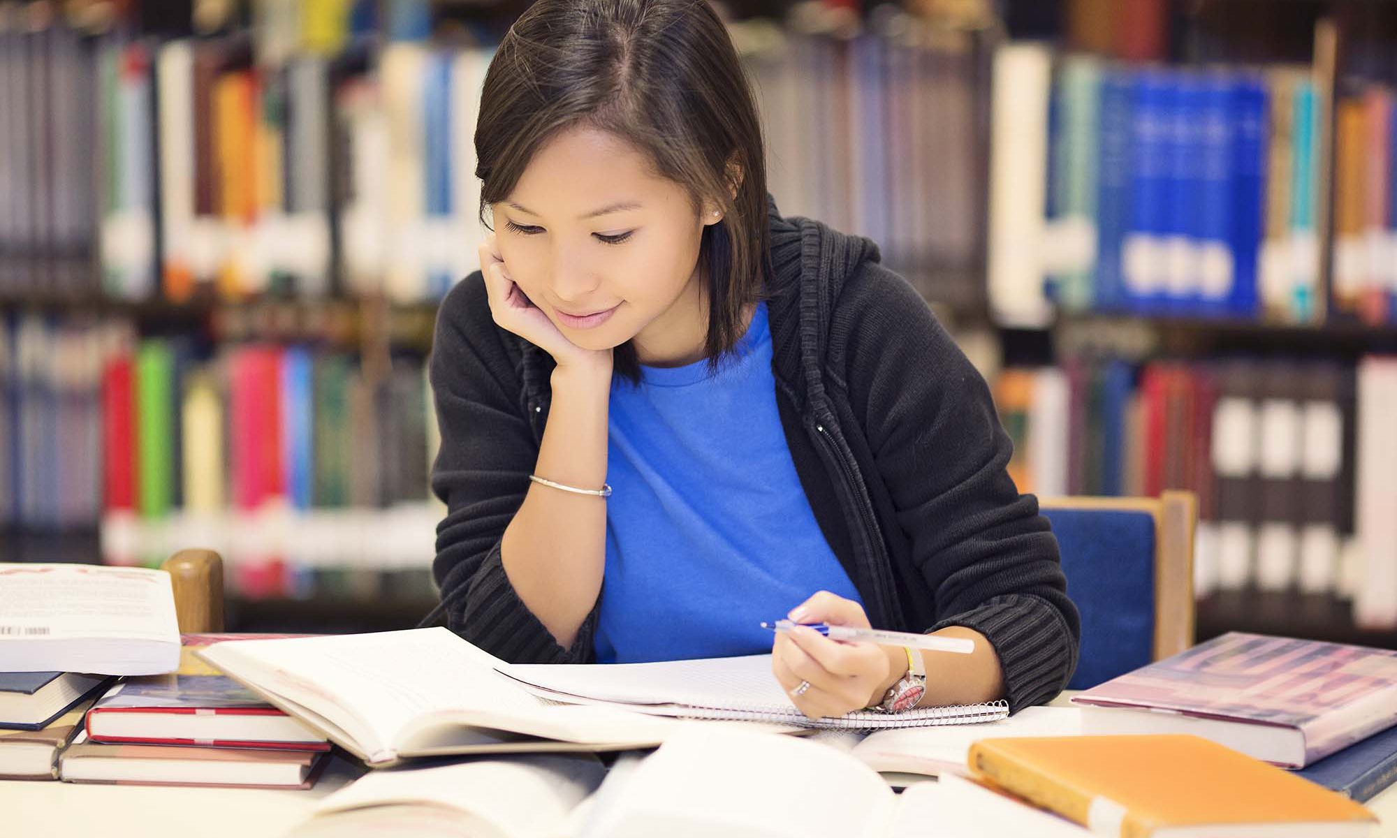 Mujer joven estudiando