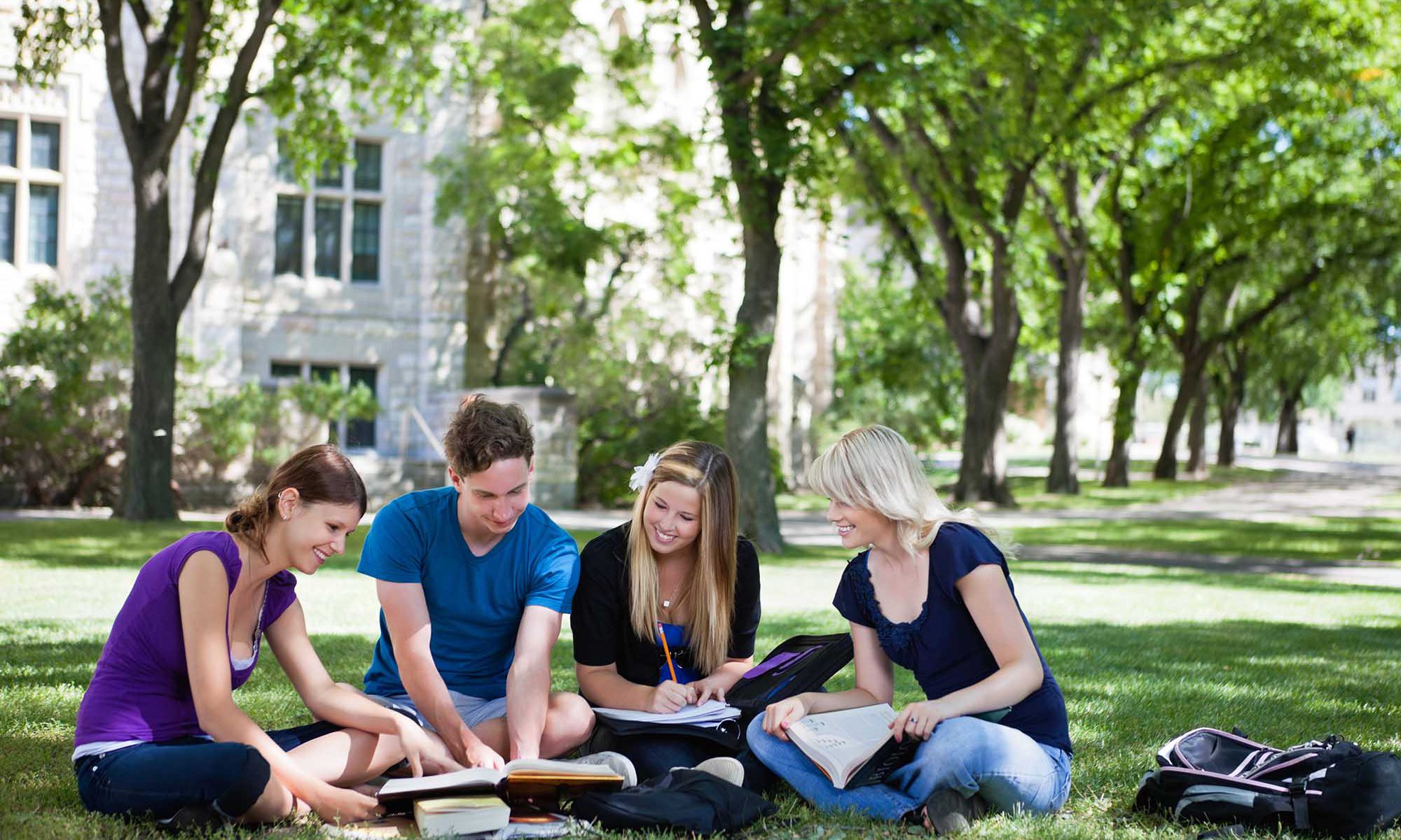 Elegir universidad estudiantes en el campus.