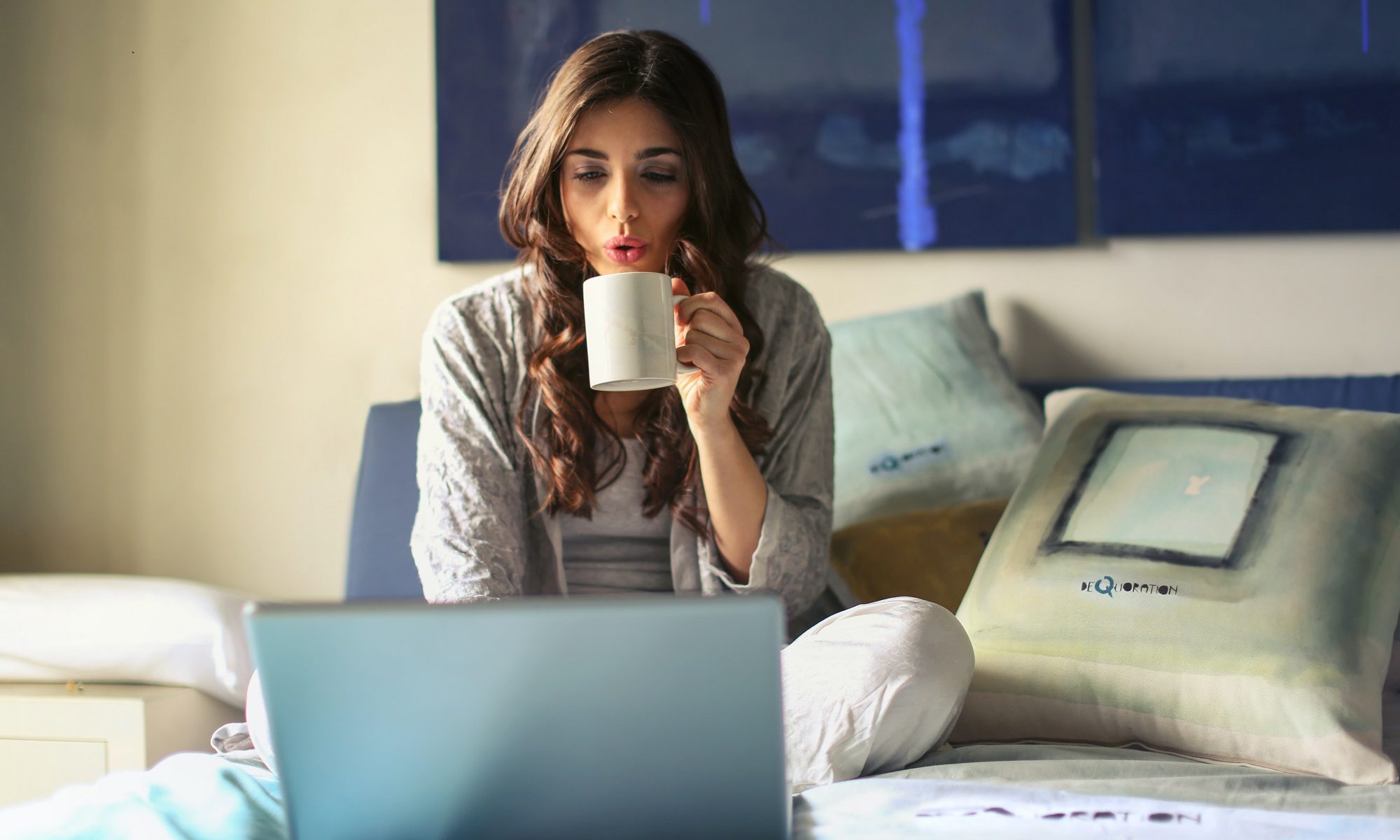 Chica estudiando con la técnica del pomodoro.