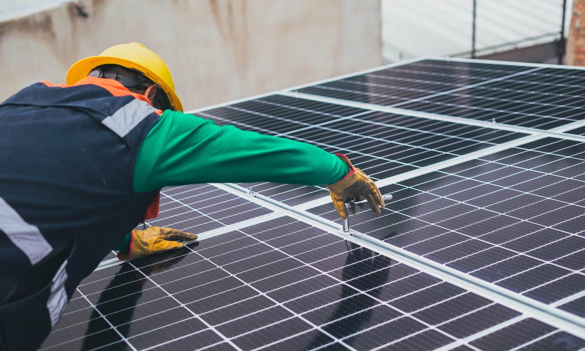 Instalador de placas solares.